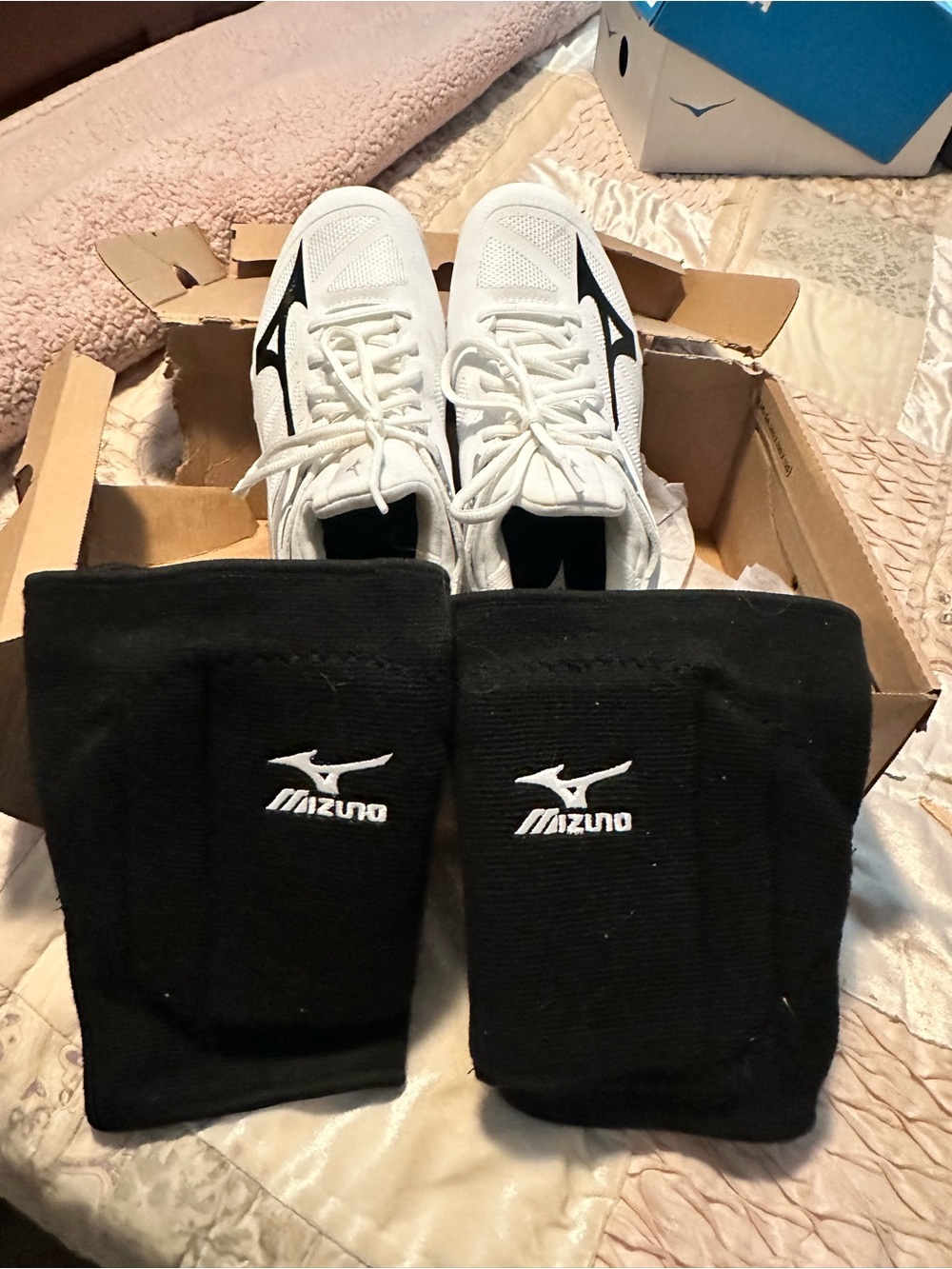 Mizuno White Athletic shoes with Black Knee Pads